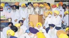  ?? GURPREET SINGH /HT ?? Sukhdev Singh Dhindsa addressing a gathering of supporters and rebel SAD leaders in Ludhiana on Tuesday.