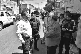  ??  ?? director de Policía, al ver que no pudo deshacer la manifestac­ión, ordenó una retirada. Adrián Mendoza