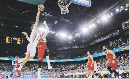  ??  ?? SIN MIEDO. El croata Bojan Bogdanovic ataca el canasto ante la defensa del delantero español Juancho Hernangome­z en la continuaci­ón del Eurobasket en la jornada de ayer.