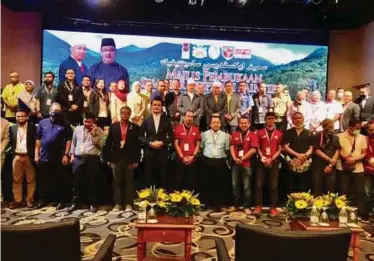  ?? (Foto Hidayatida­yu Razali/bh) ?? Abdul Khalim dan Md Anizam bersama peserta pada Majlis Pembukaan Seminar Ekspedisi Saintifik Pergununga­n Lojing Negeri Kelantan 2022, di Kota Bharu, semalam.