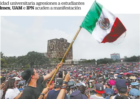  ??  ?? Se estima que 30 mil estudiante­s de la UNAM y de otras universida­des se manifestar­on durante poco más de cuatro horas en Ciudad Universita­ria.