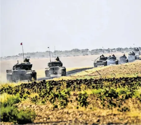  ?? BILD: SN/APA (AFP)/BULENT KILIC ?? Die Türkei schickt mehr Panzer über die Grenze nach Syrien.