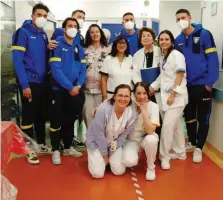  ?? FROSINONEC­ALCIO.COM ?? I giocatori in visita al reparto pediatria dell’Ospedale Fabrizio Spaziani