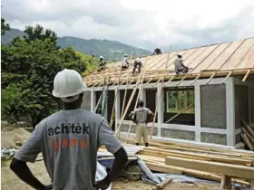  ??  ?? Sur le chantier de l’école de Savanette, après le séisme de 2010. Haïti