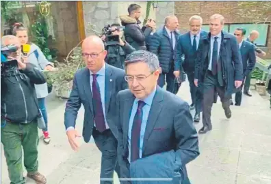  ?? FOTO: PERE PUNTÍ ?? Bartomeu, Cardoner y Rousaud, detrás, conforman la plana mayor del Barça que ha de afrontar la crisis del coronaviru­s