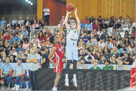  ?? Foto: PENYA.COM ?? Lanzamient­o de Kyle Guy. El nuevo escolta americano del Joventut demostró su vocación anotadora ante el Manresa