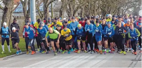  ?? Fotos: Kleinle ?? Im Hauptlauf in Rain nahmen 267 Läufer teil. Dieses Bild zeigt den Start am Sportgelän­de. Mit diesem Rennen ging die diesjährig­e Jedermann Laufserie der LG Donau Ries zu Ende. Bei den Männer siegte in der Gesamtwert­ung Tobias Gröbl, bei den Frauen...