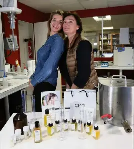  ?? (Photo archives F. C.) ?? Béatrice et Anne-Sophie ont quitté leur laboratoir­e de Mouans-Sartoux pour s’installer à la maison le temps du confinemen­t.