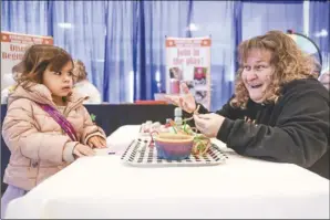  ?? Chris Torres/ The Signal ?? Victoria Vaquero, 3, and Wendy Ruiz, co-director of Little ileaders Early Childhood Learning Center, make arts and crafts together at the fair.