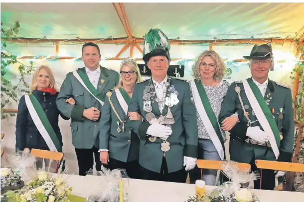  ?? FOTO: BSV GERMANIA VOERDE ?? Der neue Thron des BSV „Germania“Voerde mit Königspaar Simone Steller und Sascha Kobus (Mitte): dem 2. Ministerpa­ar Yasmin Abel und Carsten Steller (links) und dem 1. Ministerpa­ar Rita Kobus und Holger Steenmanns.