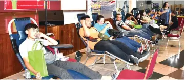 ??  ?? Blood donation in progress during the SOPB’s drive at Boulevard Shopping Mall in Pujut.