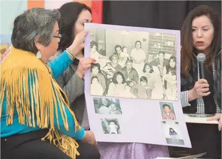  ?? JONATHAN HAYWARD LA PRESSE CANADIENNE ?? Frances Neumann montre des photos de sa belle-soeur disparue en 1982, Mary Smith John, à la première audience de l’enquête nationale tenue mardi à Whitehorse.