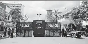  ??  ?? Police seal off roads near Kenya’s Supreme Court in Nairobi.