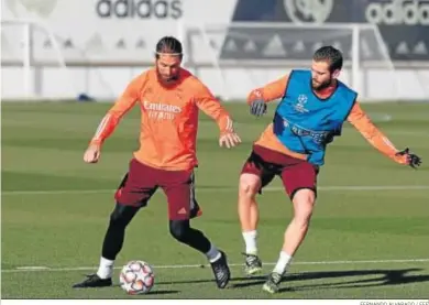  ?? FERNANDO ALVARADO / EFE ?? Sergio Ramos, que vuelve a una convocator­ia, pugna en el entrenamie­nto de ayer con Nacho.