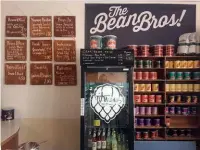  ??  ?? Pop Up Store in der Eisdiele: THE BEAN BROS.