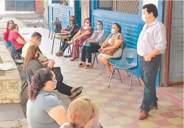  ??  ?? 2 Sin alumnos. Los maestros del El Complejo Educativo La Confianza, de San Miguel, esperaron a sus estudiante­s, pero no asistieron.
3 Medidas. En el Centro Escolar Isidro Menéndez, de la ciudad de Ahuachapán, aproximada­mente la mitad del alumnado retornó a clases.