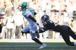  ?? YOUNG KWAK AP ?? Oregon wide receiver Troy Franklin (11) runs past Washington State defensive back Jaden Hicks for a touchdown during the second half on Saturday.