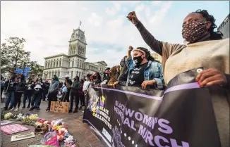  ?? Jon Cherry / Getty Images ?? Demonstrat­ors gather around Rep. Attica Scott, D-Ky., and other members of the Black Women’s Collective during a march to the Breonna Taylor memorial at Jefferson Square Park on Saturday in Louisville, Ky.