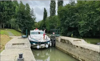  ??  ?? Les écluses en remontant vers Nérac sont de plus en plus étroites, mais toujours suffisamme­nt larges pour que des gros bateaux comme notre vedette de 3,80 mètres de large puissent passer. De plus, la présence des nombreuses défenses (vingt-cinq sur notre bateau) est très rassurante.