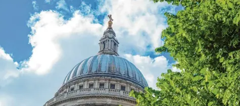  ?? Archivfoto­s: Ralf Lienert/Ruth Philipp-Schromm ?? Der Künstler, der das Innere der Kuppel der St.-Pauls-Kathedrale in London ausmalte, wäre fast vom Gerüst gestürzt. Ein Strich, über den er sich geärgert hat, hat ihn gerettet. Wie oft machen uns unerwartet­e Ereignisse einen Strich durch die Rechnung?