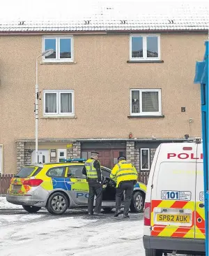  ?? Picture: Steven Brown. ?? Police on the scene in Winifred Crescent, Kirkcaldy, where an injured man was found under a balcony at the weekend.