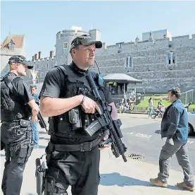  ?? AP ?? Armas largas. Los policías ya vigilan las inmediacio­nes del lugar.