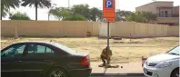  ?? Photo by Neeraj Murali ?? the service road outside the emirates Golf club is now a paid parking zone. A worker is seen fixing the signboard. —