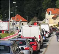  ?? Foto Bojan Rajšek ?? Zastoje na preobremen­jeni državni cesti Kočevje–Ljubljana na Škofljici povzročajo železniške zapornice in dva semaforja.