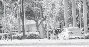  ?? AMY BETH BENNETT/SUN SENTINEL ?? FBI agents at the AutoZone store in Plantation where Sayoc was arrested Friday morning in connection with a dozen bombs sent to critics of President Trump, capping an investigat­ion into a bizarre series of attacks launched two weeks before the midterm elections.