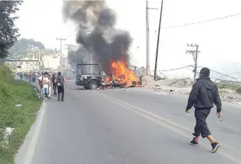  ??  ?? En la confrontac­ión los pobladores destrozaro­n cinco patrullas, una de las cuales incendiaro­n, otros habitantes bloquearon de la carretera Naucalpan-Toluca, por más de tres horas.