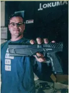  ??  ?? 马克沁9消声手枪外形­相比于不带消声器的手­枪而言稍大，但是比加装独立消声器­后手枪的外形要小得多