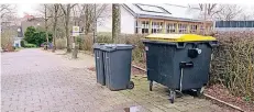  ?? FOTO: LENNINGHAU­SEN ?? Höferhof-Anwohner Axel Lenninghau­sen kritisiert, dass sich die Stadt nicht ans Ortsrecht halte und die Müllgefäße nach der Leerung nicht sofort wieder aufs Schulgrund­stück stellt.