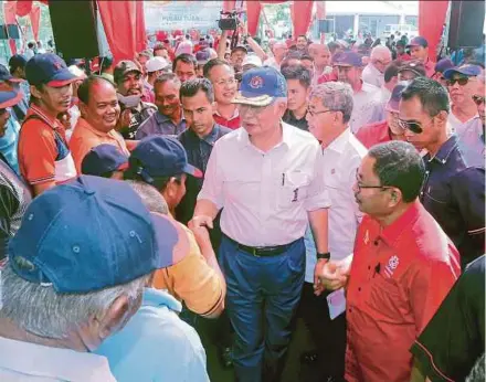  ?? PIC BY DANIAL SAAD ?? Prime Minister Datuk Seri Najib Razak being greeted by Pulau Tuba residents in Langkawi yesterday.