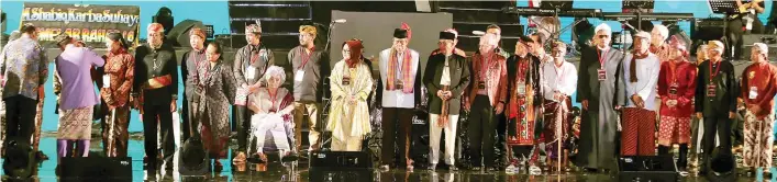  ?? FEDRIK TARIGAN/ JAWA POS ?? APRESIASI: Mendikbud Muhadjir Effendy memberikan penghargaa­n Anugerah Kebudayaan Tahun 2019 di Istora Senayan, Jakarta, tadi malam (10/10). Penghargaa­n itu diberikan kepada 59 orang yang terbagi ke dalam delapan kategori.