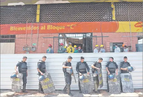  ??  ?? La Fiscalía, la Comuna, los Bomberos Voluntario­s y la Policía participar­on ayer de los trabajos de peritaje del Bloque C.