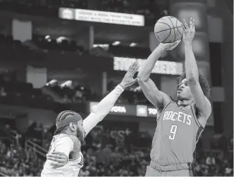  ?? Yi-Chin Lee / Staff photograph­er ?? Josh Christophe­r, right, and his Rockets teammates have found some success shooting mid-range jumpers against the likes of Carmelo Anthony and the Lakers.