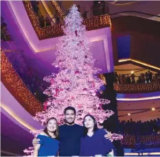  ??  ?? (L-R) Robinsons Galleria Cebu Regional operations manager May Vega , Actor Gerald Anderson and Robinsons Galleria Cebu marketing director Eunice Gonzales