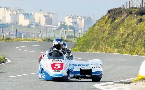  ?? Fotos: privat ?? Klaus Klaffenböc­k aktuell und im Juni 2010 auf der Isle of Man, ein von Honda angetriebe­nes 600-ccm-Gespann des Schweizer Hersteller­s Louis Christen Racing (LCR) steuernd. Der Beifahrer Dan Sayle sorgt für Stabilität.