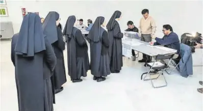 ?? César Arxina / Europa Press ?? Varias monjas ejercen su derecho a voto en un colegio electoral de Santiago de Compostela, el pasado domingo.