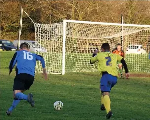  ??  ?? ●● Action from Rochdalian­s’ game against Mellor (in blue)