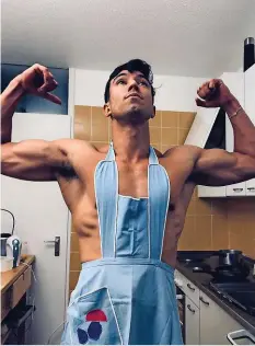  ?? INSTAGRAM ?? Cedrik zeigt beim Kochen seinen Körper.