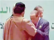  ?? Ansa ?? Il ministro degli Esteri Enzo Moavero Milanesi con l’omologo libico Mohamed Taha Siala. A sinistra, il baciamano di Berlusconi a Gheddafi