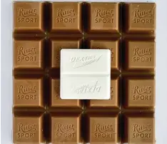  ?? Foto: Sina Schuldt, dpa ?? Die Schokolade­n Firma Ritter Sport und der Traubenzuc­ker Hersteller Dextro Energy haben sich ihre quadratisc­he Form als Marke schützen lassen.