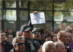  ??  ?? Des centaines de policiers ont attendu jusqu’à 20 heures au pied de l’IGPN.