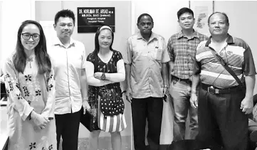  ??  ?? Jaclyn (left) with Chong (second left) and committee of Tawau General Hospital Visitors Board.