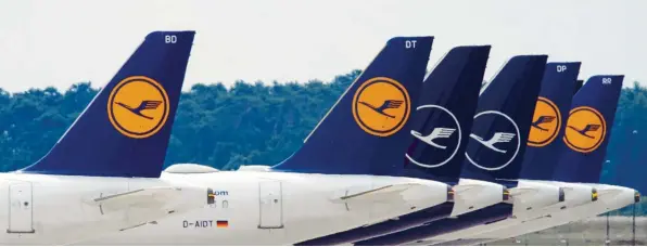  ?? Foto: Soeren Stache, dpa ?? Die Jets der Lufthansa mussten im vergangene­n Jahr häufig auf dem Boden bleiben.