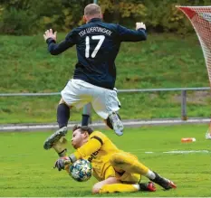  ?? Foto: Georg Fischer ?? Aindlings Keeper Alexander Bernhardt rettet mit vollem Einsatz gegen den heranstür‰ menden Wertinger Valentin Jaumann.