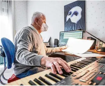  ?? Foto: Rudi Penk ?? Seit 50 Jahren sind Partituren sein Leben: Der ehemalige Musiklehre­r Günter Kral aus Heidenheim komponiert derzeit Werke für einen Notenverla­g aus Darmstadt.