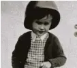  ?? Foto: Archiv Stadler ?? Der dreijährig­e Alfred Sigg mit Solda tenhelm.