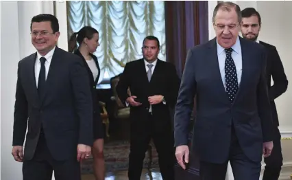  ?? ALEXANDER NEMENOV|AFP ?? Ministro dos Negócios Estrangeir­os da Rússia (à direita) considera normal os encontros entre diplomatas e representa­ntes do Executivo